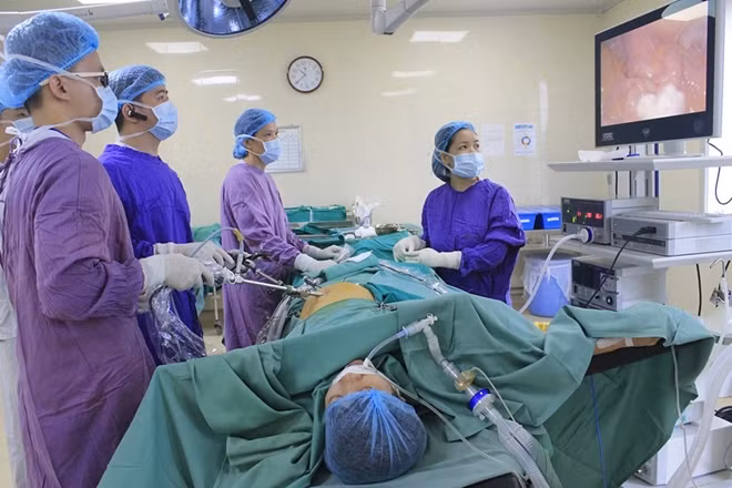 Ê kíp phẫu thuật cho bệnh nhân