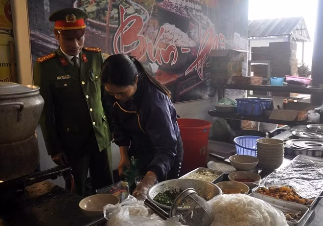 Kiểm tra việc chống cháy nổ của các hộ kinh doanh ăn uống ở khu vực cáp treo