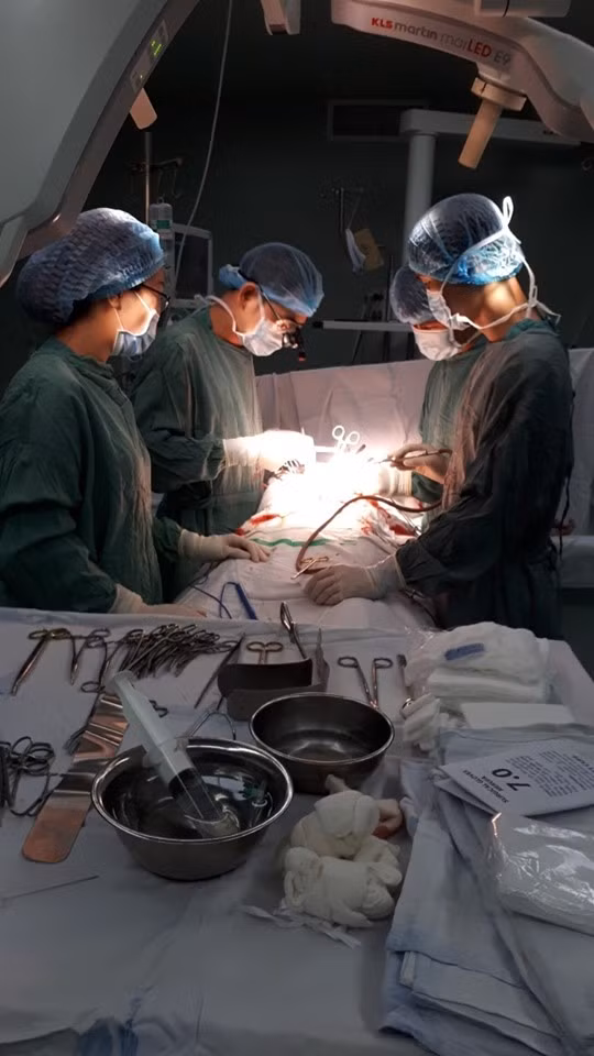 Các bác sĩ đang phẫu thuật cấp cứu bệnh nhân