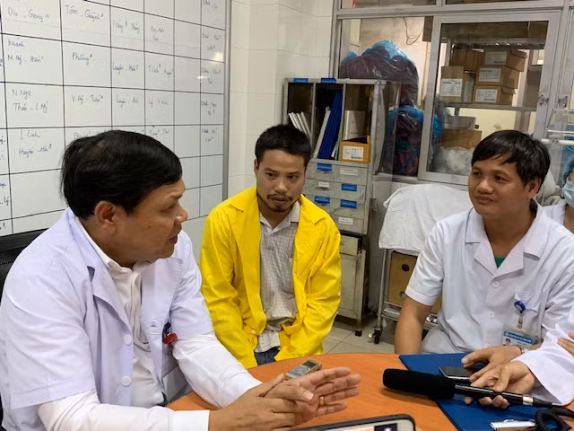 Anh Đỗ Văn Hùng (áo vàng) bố cháu Bình An đang nghe lãnh đạo Bệnh viện Phụ sản Trung ương thông báo về tình hình sức khỏe của con.
