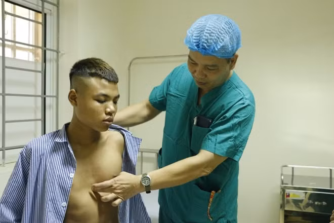 PGS.TS Nguyễn Hữu Ước thăm khám cho người bệnh trước phẫu thuật