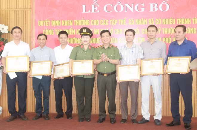 Thứ trưởng Nguyễn Văn Sơn trao Bằng khen cho các tập thể, cá nhân đạt thành tích xuất sắc