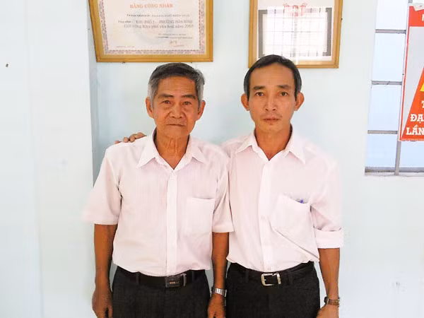 Ông Ngô Văn Sáng (trái) ở phường Hoà Bình, TP Biên Hoà (Đồng Nai) và một quần chúng dũng cảm tham gia bắt giữ nhiều vụ trộm cướp. Ảnh: Hồng Nam. Ông Ngô Văn Sáng (trái) ở phường Hoà Bình, TP Biên Hoà (Đồng Nai) và một quần chúng dũng cảm tham gia bắt giữ nhiều vụ trộm cướp. Ảnh: Hồng Nam.