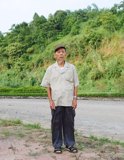 Cụ Lục Bình Lợi, 90 tuổi, ở xã Bản Lầu, huyện Mường Khương (Lào Cai) - người có nhiều thành tích trong phong trào toàn dân bảo vệ ANTQ. Cụ Lục Bình Lợi, 90 tuổi, ở xã Bản Lầu, huyện Mường Khương (Lào Cai) - người có nhiều thành tích trong phong trào toàn dân bảo vệ ANTQ.