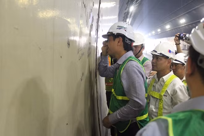 Đoàn công tác của BỘ GTVT kiểm tra công trường hầm Hải Vân 2, vết nứt sơn vỏ hầm Hải Vân 1.