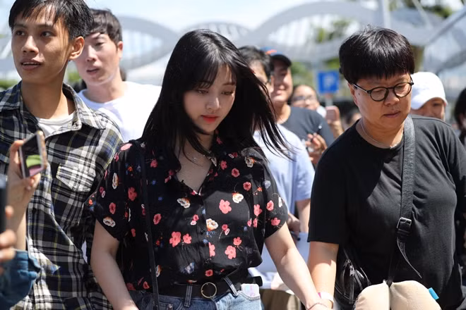 Rất nhiều fan cuồng đã có một phen làm náo động ngay khi các cô gái xinh đẹp của nhóm Twice xuất hiện tại sân bay Quốc tế Đà Nẵng vào trưa ngày 17-8.