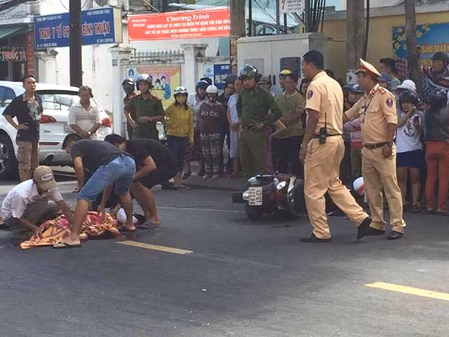 Hiện trường vụ TNGT nghiêm trọng vào sáng ngày 4-8 khiến hai vợ chồng thương vong.