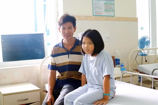 Bé Trần Ngọc T. sau ca phẫu thuật tim hiếm gặp đã có dấu hiệu hồi phục sức khỏe và chuẩn bị được xuất viện về nhà để tiếp tục đi học.