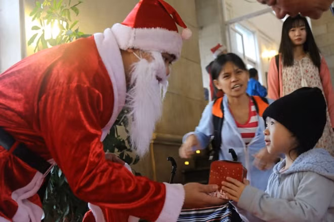 Đặc biệt, giáng sinh năm nay các bạn trẻ và du khách đến Đà Nẵng đã còn được cảm nhận sự lãng mạn, đầy lung linh huyền ảo trong đêm giáng sinh tại những điểm đến như Cầu Tình yêu; Bà Nà hill; Nhà thờ Chính tòa...