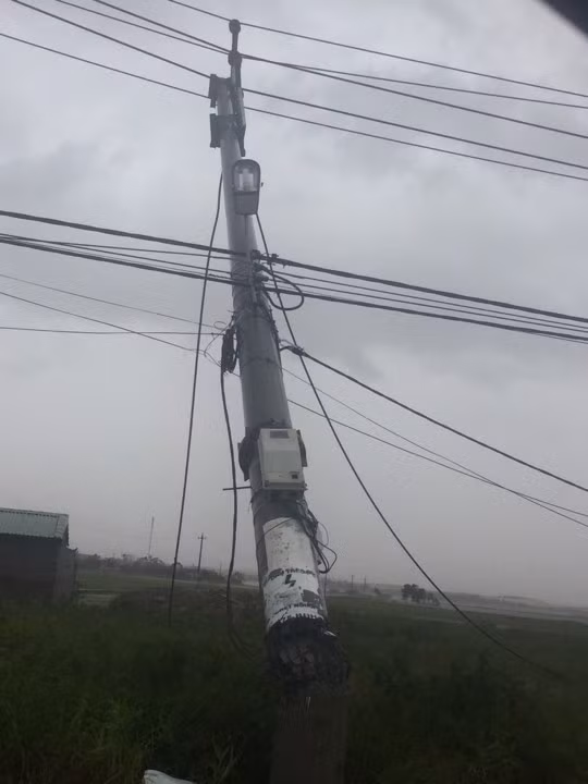 Cơn bão số 10 đi qua để lại hậu quả lớn đối với hệ thống lưới điện ở miền Trung Cơn bão số 10 đi qua để lại hậu quả lớn đối với hệ thống lưới điện ở miền Trung