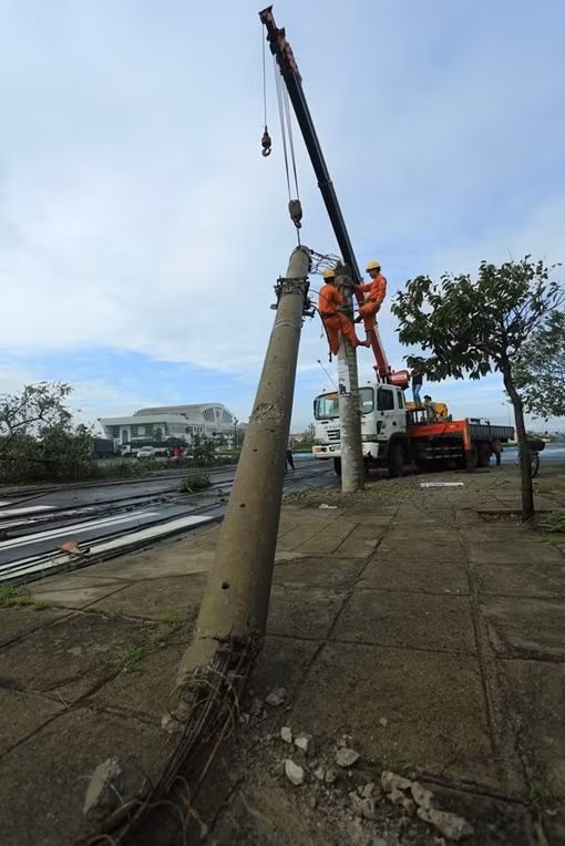 Điện lực miền Trung thiệt hại hơn 172 tỉ đồng cho bão số 12. 