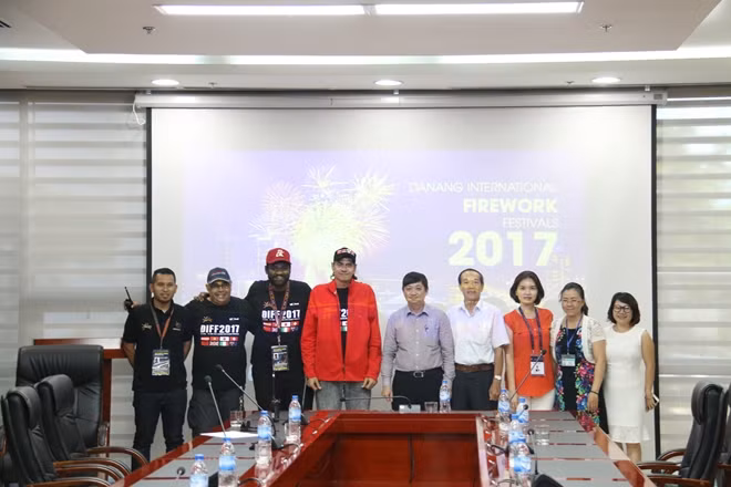 Thành phần Ban Giám khảo gồm các họa sĩ, nhạc sĩ nổi tiếng tại Việt Nam cũng như đại diện các Đại sứ quán, Trung tâm văn hoá nước ngoài và các tổ chức quốc tế am hiểu về các loại hình nghệ thuật.