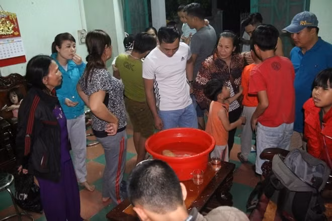 Con cá trê vàng được ngư dân Lê Văn Hùng (TP. Đà Nẵng) bắt được vào ngày 4-2 đã thu hút sự hiếu kỳ của hàng trăm người dân.