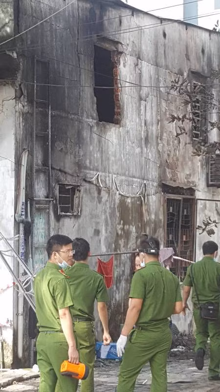 Lực lượng Cảnh sát khám nghiệm hiện trường.