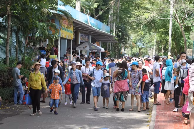 Rất đông phụ huynh đưa con đến Thảo Cẩm Viên vui chơi