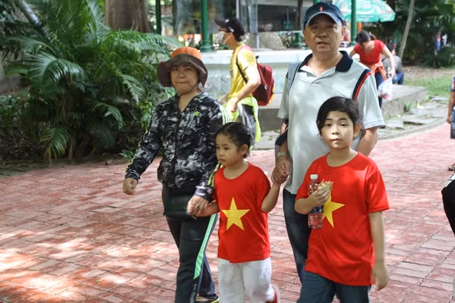 2 bé mặc áo đỏ sao vàng đi Thảo Cầm Viên vui chơi