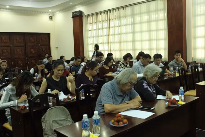 Đại biểu và phóng viên các cơ quan báo chí dự buổi họp