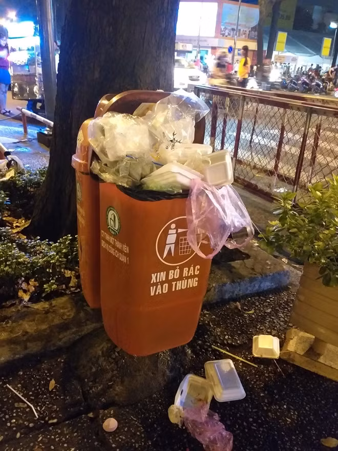 Thùng rác gần Thành đoàn TP HCM quá tải
