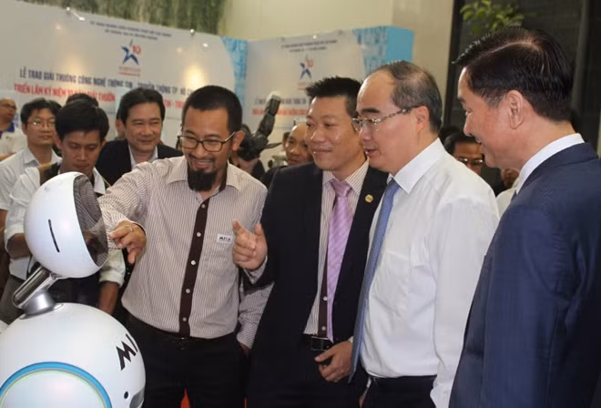 Lãnh đạo Thành uỷ, UBND TP HCM tham quan triển lãm CNTT