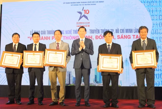 Ông Trần Vĩnh Tuyến, Phó Chủ tịch UBND TP HCM trao bằng khen của UBND TP cho các tập thể, cá nhân có thành tích xuất sắc của giải thưởng