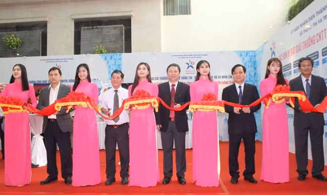 Cắt băng khai mạc triển lãm CNTT