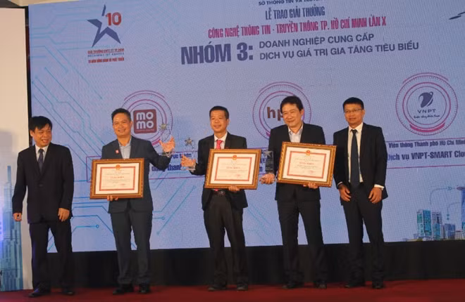 Các đơn vị nhóm 3 nhận giải thưởng