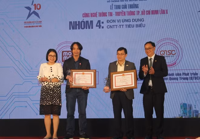 Các đơn vị nhóm 4 nhận giải thưởng