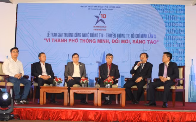 Các cá nhân thành tích xuất sắc trong giải thưởng tham gia toạ đàm tại lễ trao giải thưởng