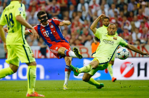 Pha dứt điểm gỡ hòa 2-2 cho Bayern của Lewandowski - Ảnh: Reuters.