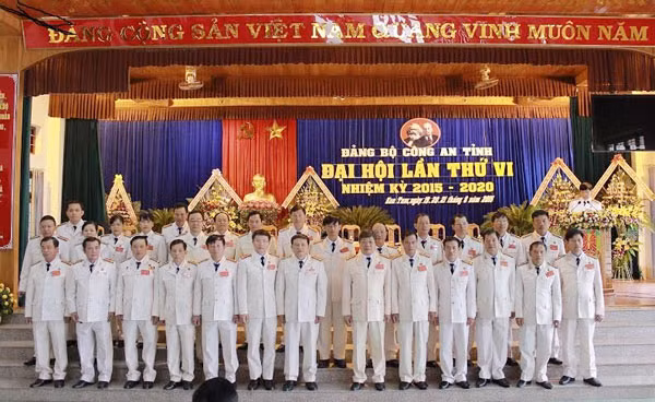 Ban Chấp hành Đảng bộ Công an tỉnh Kon Tum nhiệm kỳ 2015-2020 ra mắt Đại hội.