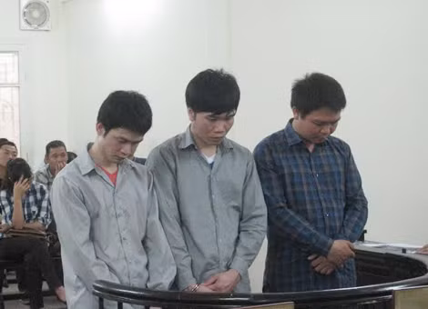 Bị cáo Tú (ngoài cùng bên trái) và đồng phạm tại phiên xử ngày 18/3. Bị cáo Tú (ngoài cùng bên trái) và đồng phạm tại phiên xử ngày 18/3.