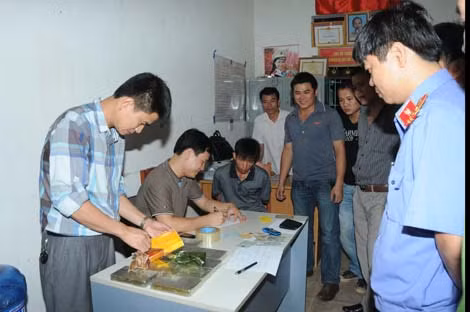 Niêm phong tang vật một trong các vụ ma túy được khám phá.