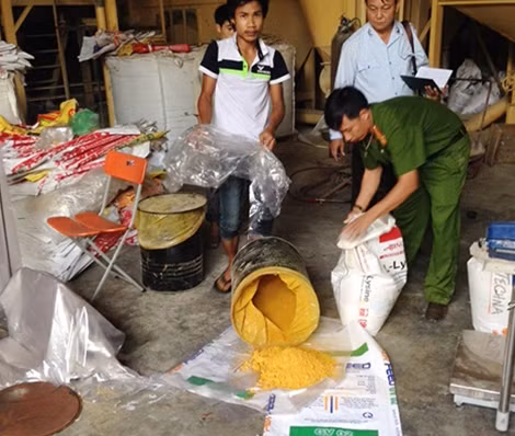 Thu giữ chất vàng ô được đưa vào thức ăn trong chăn nuôi gây độc hại cho người tiêu dùng.