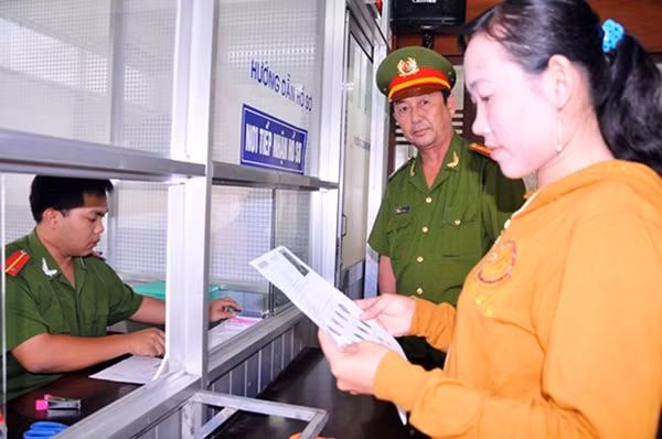 Đại tá Nguyễn Minh Chí, Trưởng phòng PC64, Công an TP Cần Thơ nhắc nhở cán bộ hướng dẫn tận tình cho người dân.