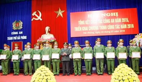 Thiếu tướng Đỗ Hữu Ca, Giám đốc CATP Hải Phòng trao bằng khen tặng các tập thể và cá nhân.