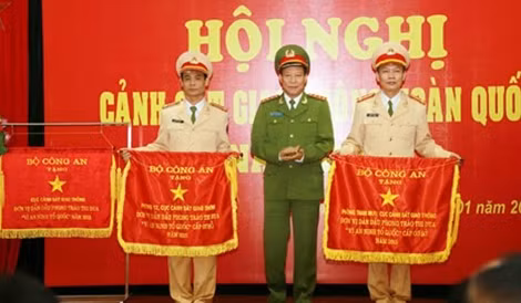 Thứ trưởng Lê Quý Vương trao Cờ của Bộ Công an tặng các đơn vị dẫn đầu phong trào thi đua