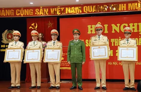 Thứ trưởng Lê Quý Vương trao Huy chương Bảo vệ Tổ quốc cho các cá nhân thuộc Cục CSGT