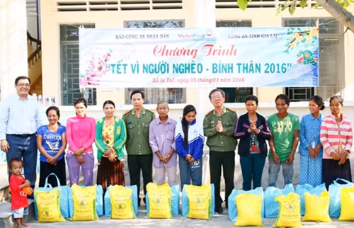 Lãnh đạo Báo CAND, Ngân hàngVietinBank, Công an tỉnh Gia Lai trao quà Tết tặng bà con có hoàn cảnh khó khăn.