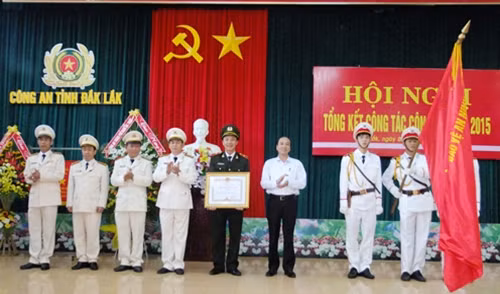 Lãnh đạo tỉnh Đắk Lắk thừa ủy quyền của Chủ tịch nước trao Huân chương Chiến công hạng Nhất tặng Công an tỉnh.