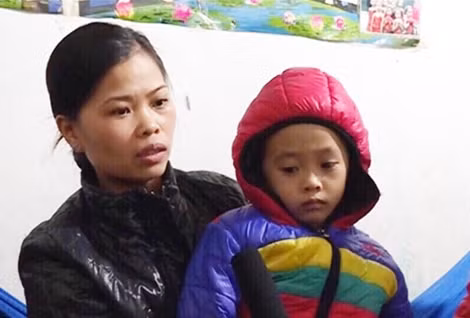 Chị Định và con trai.