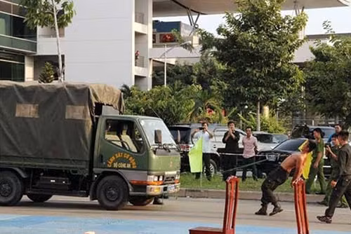 Những pha trình diễn sức mạnh có được từ sự khổ luyện của Cảnh sát đặc nhiệm.