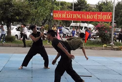 Những thế võ một chiến sỹ đấu với nhiều đối tượng có hung khí, vũ khí cùng lúc của trường Đại học An ninh nhân dân.