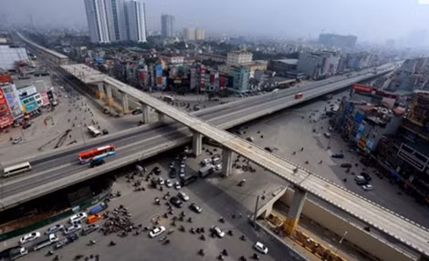 Dự án xây dựng hầm chui Thanh Xuân (ngã tư Nguyễn Trãi - Khuất Duy Tiến) khởi công vào ngày 28/6/2014 với tổng mức đầu tư trên 500 tỷ đồng, sử dụng vốn ODA Nhật Bản (phần còn thừa của dự án đường vành đai 3 trên cao). Dự án gồm một đường hầm và đường dẫn vào hầm tổng chiều dài 980m, trong đó chiều dài của phần hầm kín là 109m, mặt cắt ngang 14m, 4 làn xe chạy. Tổng công ty Xây dựng công trình giao thông 4 (Cienco4) và Liên danh nhà thầu Hanshin (Hàn Quốc) thi công hầm.