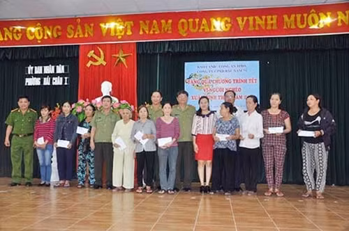 Trung tướng Lê Ngọc Nam, nguyên Phó Tổng cục trưởng Tổng cục Chính trị CAND, đại diện Văn phòng Thường trú Báo CAND tại miền Trung, Công an TP Đà Nẵng, Công an quận Hải Châu và Công ty CP Xây dựng Bắc Nam 79 tặng quà các hộ gia đình nghèo tại phường Hải Châu 1.