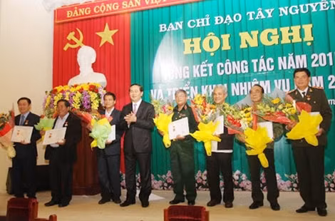 Bộ trưởng Trần Đại Quang trao tặng Kỷ niệm chương Vì sự nghiệp phát triển Tây Nguyên cho các đồng chí có thành tích xuất sắc cho sự phát triển Tây Nguyên.