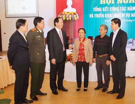 Bộ trưởng Trần Đại Quang trao đổi với các đại biểu dự Hội nghị.