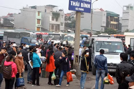 Mua được vé xe để về quê đón Tết là nỗi lo của không ít người.