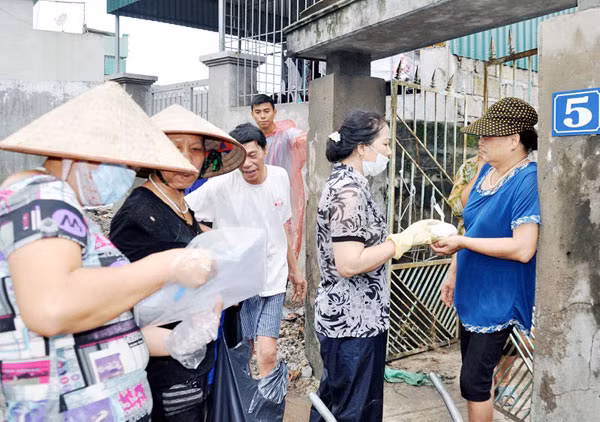 Phát dung dịch cloramin B và khử khuẩn nước tại TP Hạ Long giúp người dân sớm ổn định cuộc sống, phòng ngừa dịch bệnh.