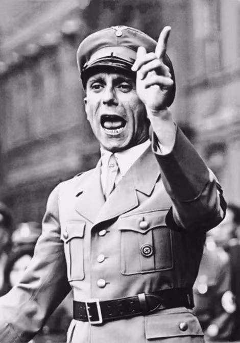 Bộ trưởng Tuyên truyền phát xít J. Goebbels.