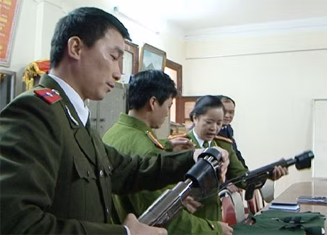 Đại tá Đàm Thị Lê, Trưởng phòng PC47, Công an tỉnh Cao Bằng giao nhiệm vụ cho cán bộ, chiến sỹ trước khi lên đường làm nhiệm vụ.